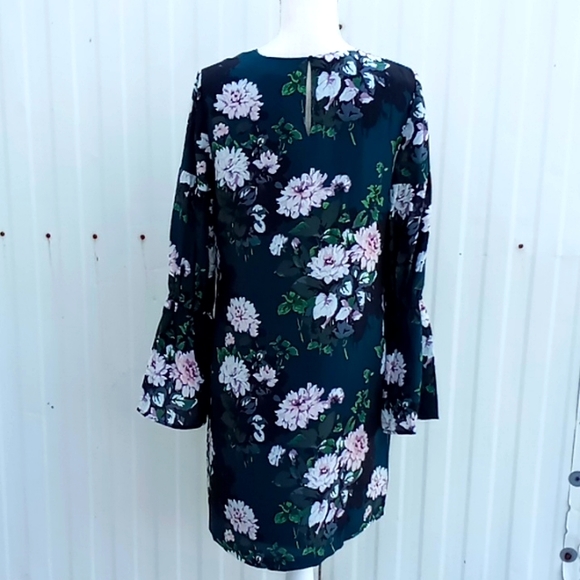 Club Monaco Sinai Dress 100% Silk Size 8 Forest Green Dahlia Pattern Bell Sleeve - Picture 3 of 16